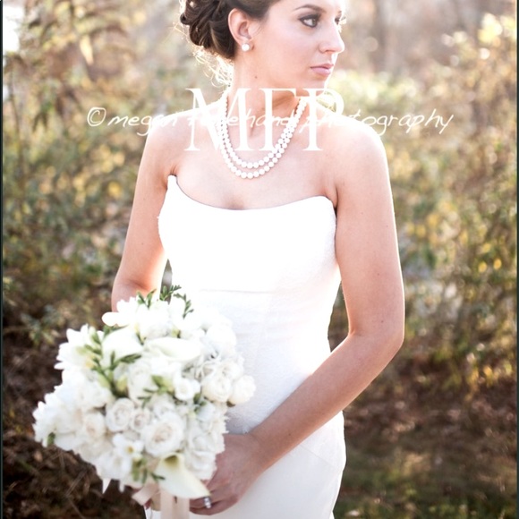 Vera Wang Wedding Dress - Picture 2 of 5